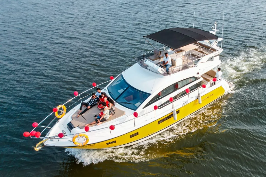 Ciao Bella, a Fairline Squadron 42 for up to 15 guests
